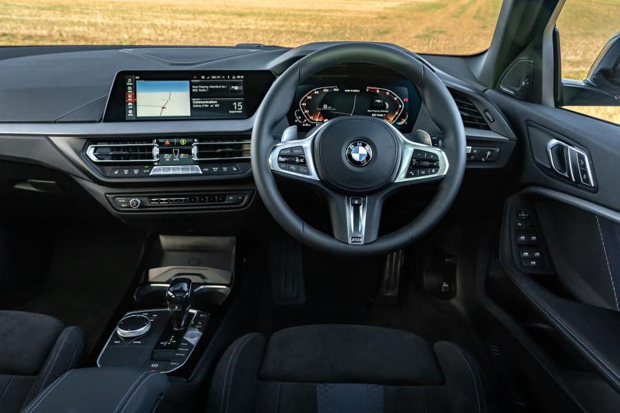 Торпедо BMW M135i xDrive (F40) 2019 года  (UK) (фото 22 из 50)